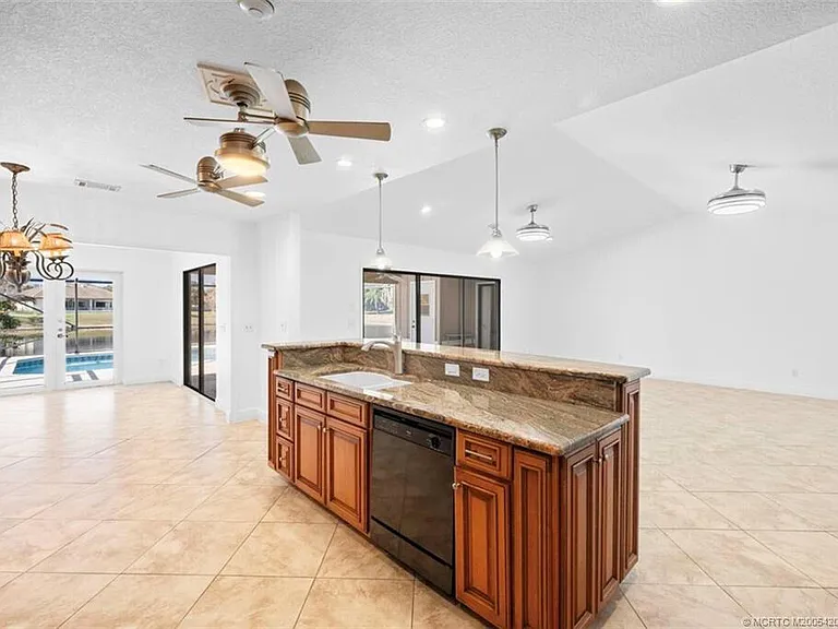 3074 NE Loquat Ln — Photo 4
