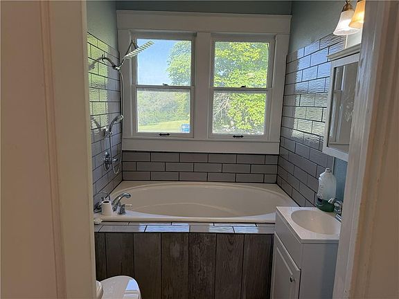 5th image of 311 W Grand St