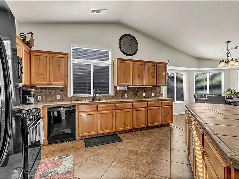 2435 N Crowe St — Photo 41