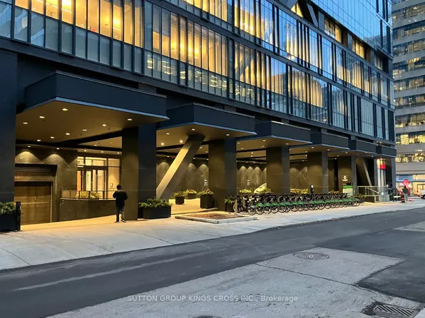 488 University Ave #3901, Toronto, ON M5G 0C1