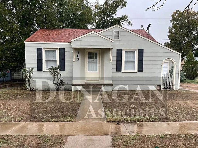705 N Elm St — Photo 1