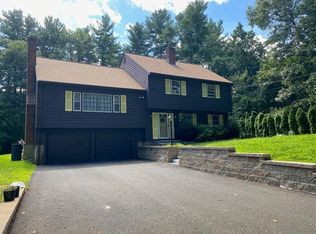 8 Carriage Hill Rd, Andover, MA 01810