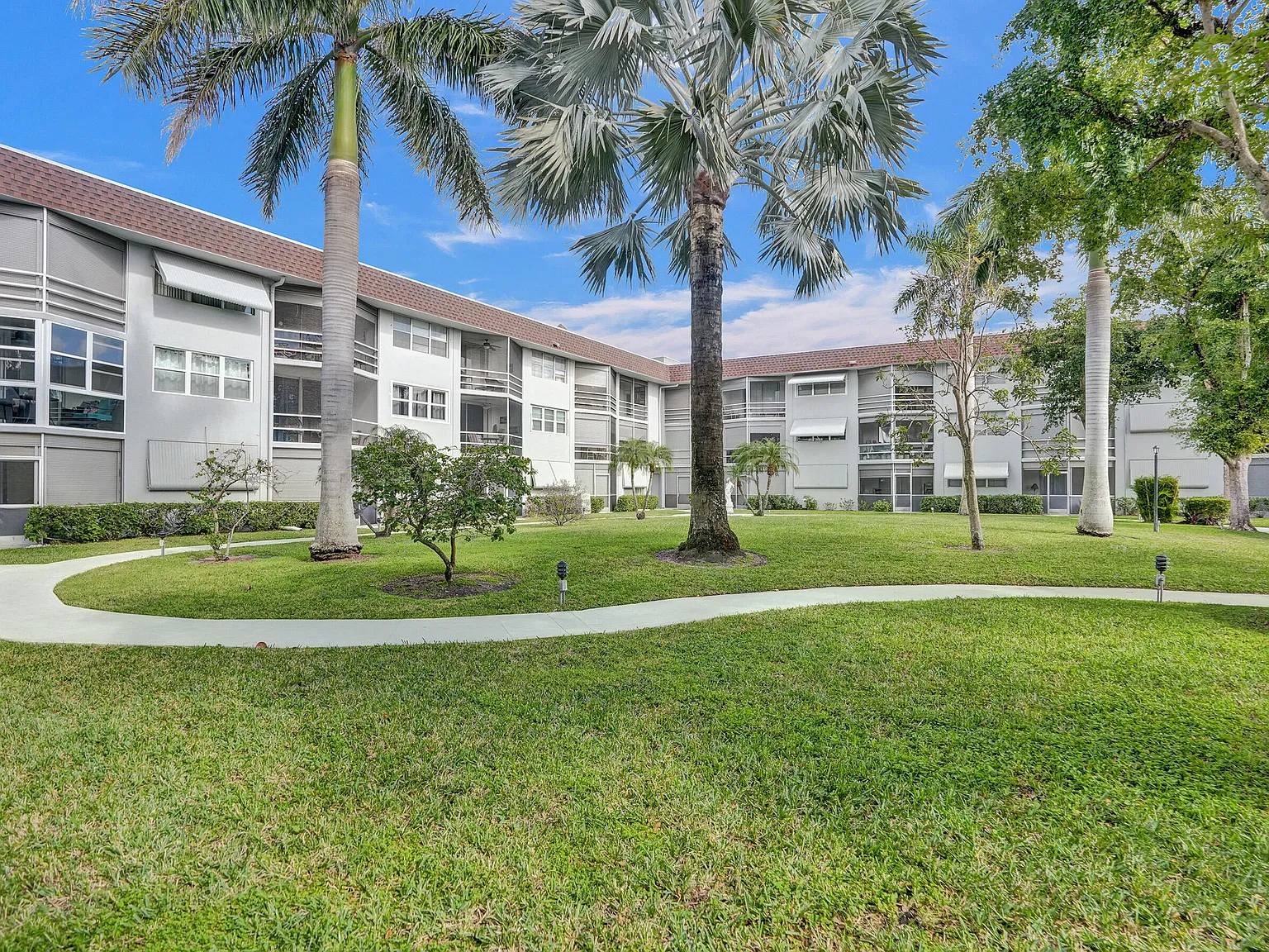 2 bed, 2.0 bath, 970 sqft, $2,400 — Photo 2