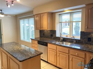 6045 Shadow Lake Dr, Toledo, OH 43623
