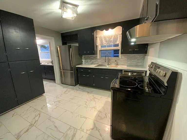 1345 Roselle Ave — Photo 7