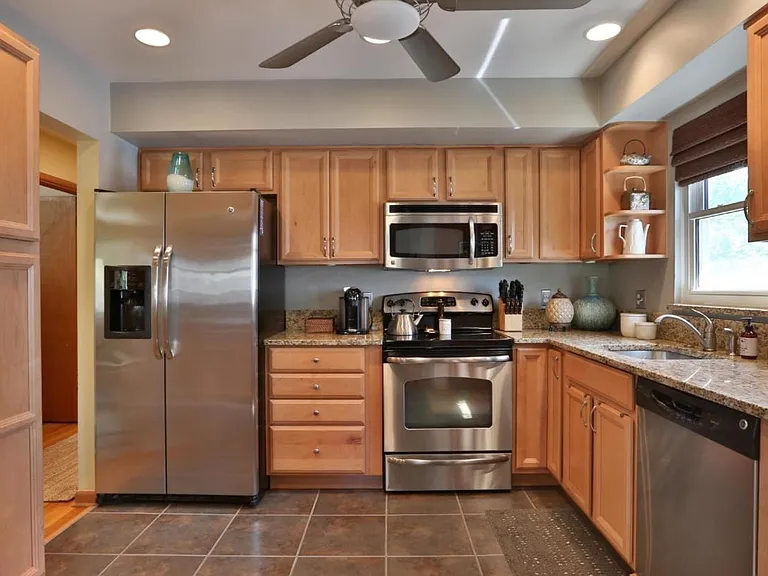 556 E Beechwold Blvd — Photo 4