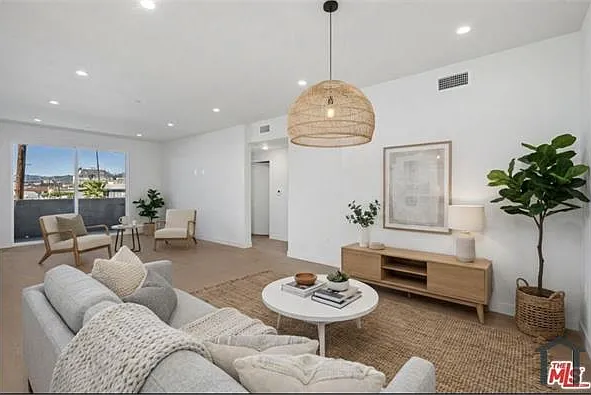 3 bed, 1465 sqft, $4,200 — Photo 1
