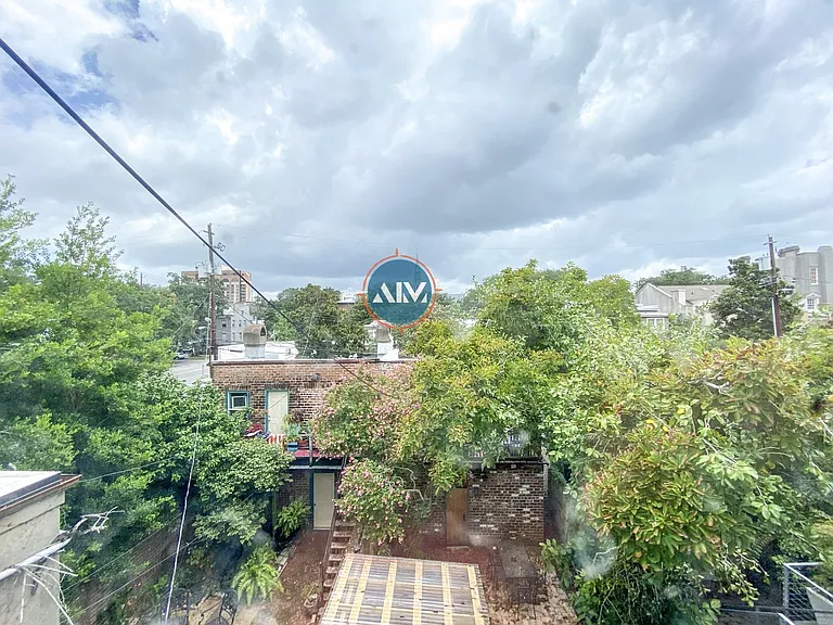 208 E Taylor St — Photo 46