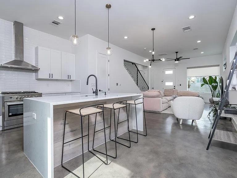 1419 Montopolis Dr #1 — Photo 8