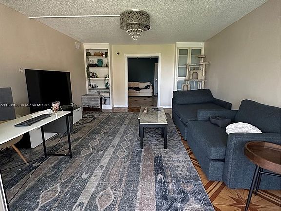 4th image of 1750 NE 191st St APT 301-1