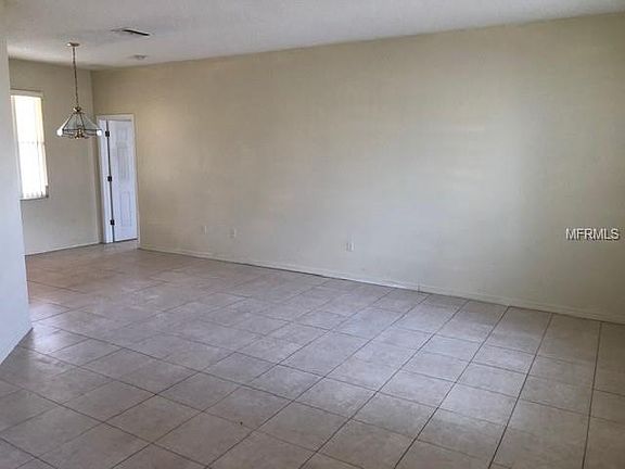 3rd image of 218 Amesbury Ln