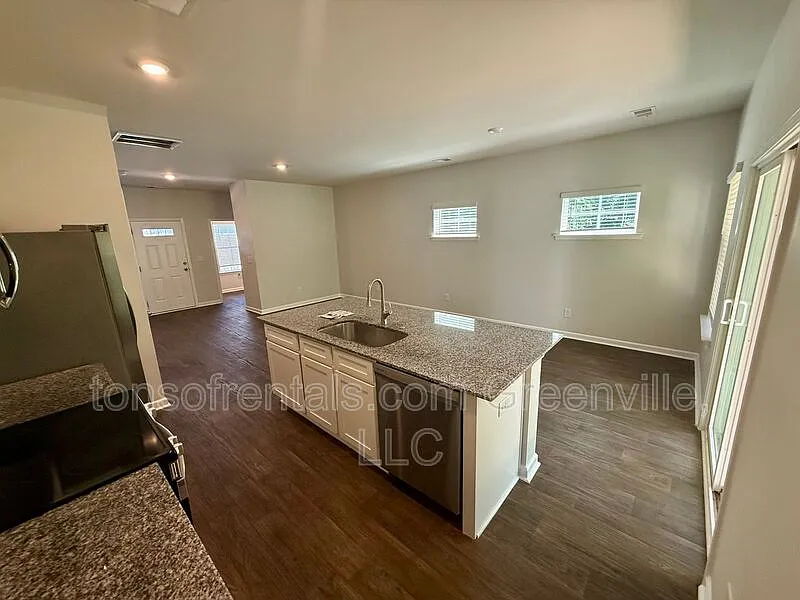 3 bed, 2.5 bath, 1364 sqft, $1,500 — Photo 3