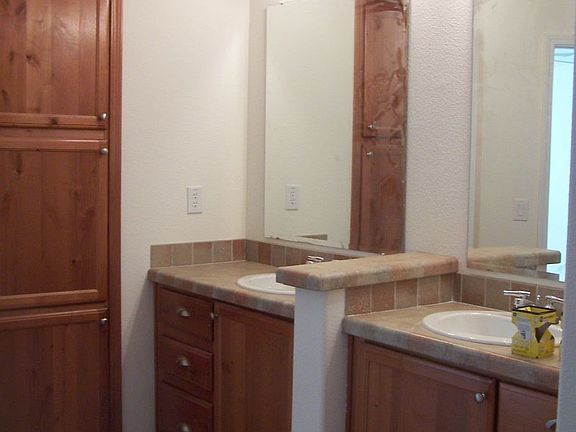 Master Bath w/ garden tub/shower