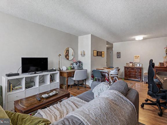 3rd image of 1420 Locust St APT 6M