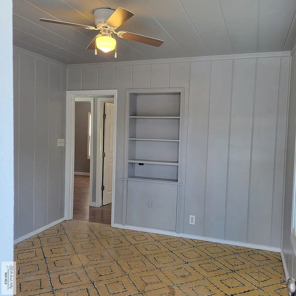 Building Photo - 634 E 6th St #2