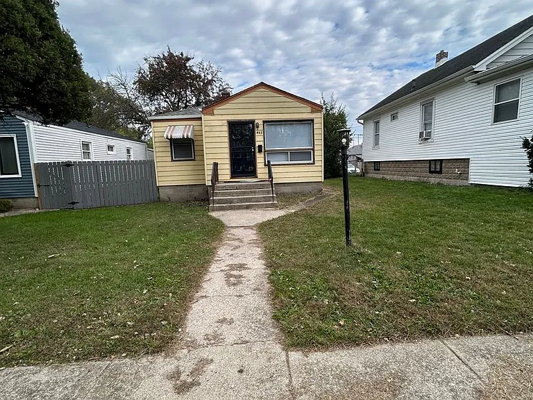 453 Hovey St — Photo 2