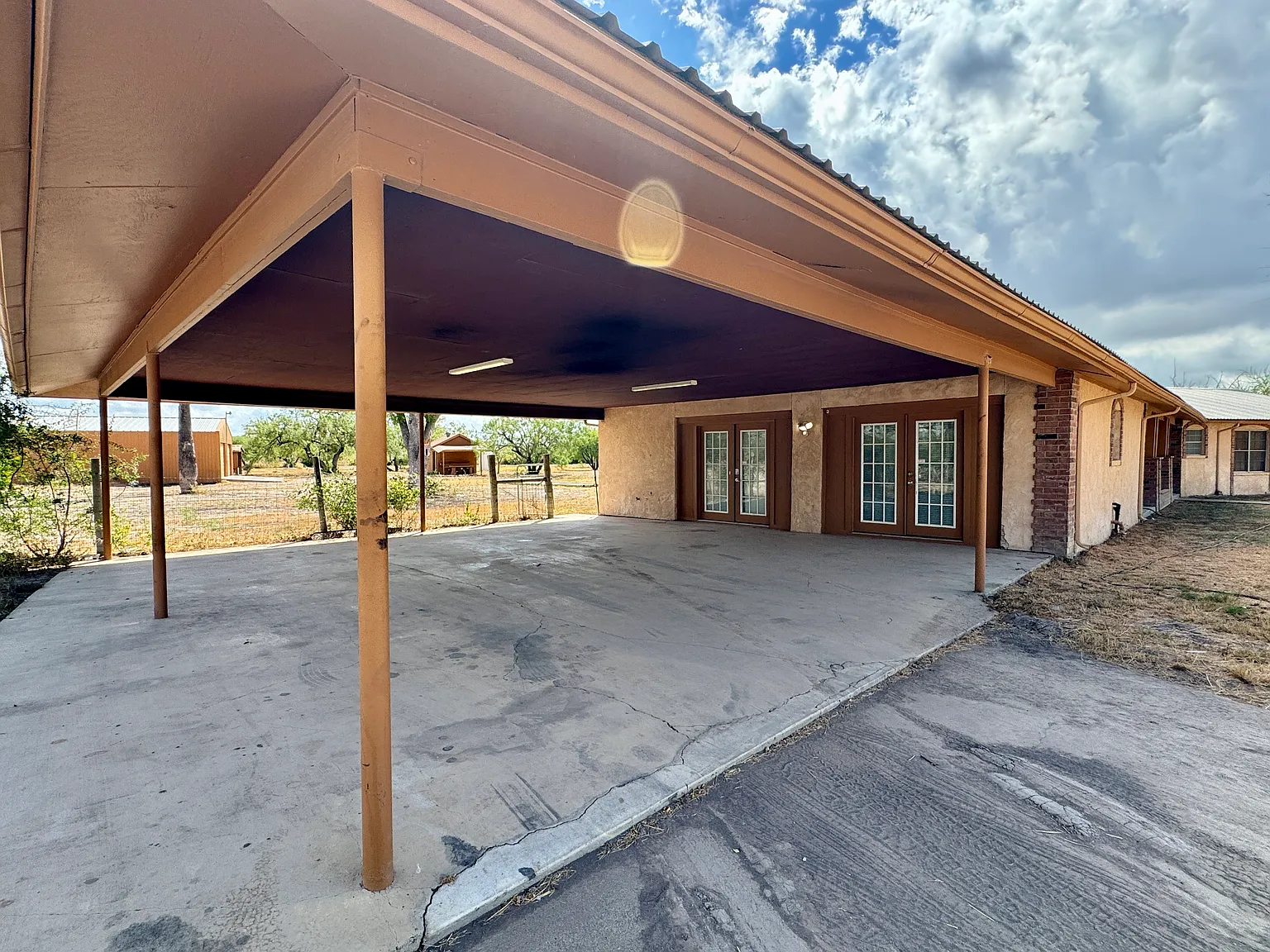 3 bed, 2.5 bath, 2902 sqft, $2,000 — Photo 3