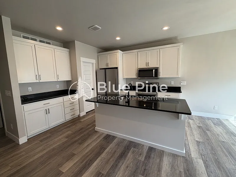 4 bed, 2.5 bath, 1774 sqft, $2,075 — Photo 4