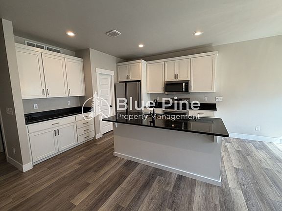 4th image of 2890 Sunburst Dr
