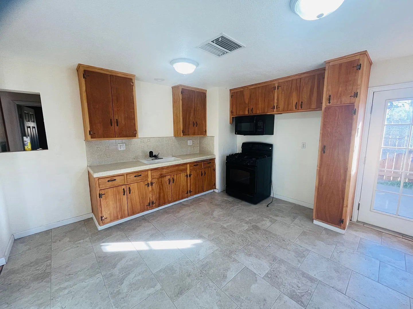 2 Bedroom 1 Bathroom Home! — Photo 4