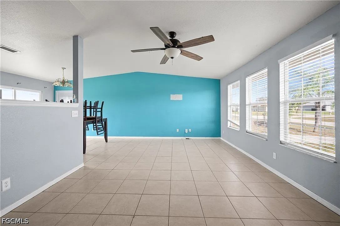 3 bed, 2.0 bath, 1176 sqft, $1,900 — Photo 3
