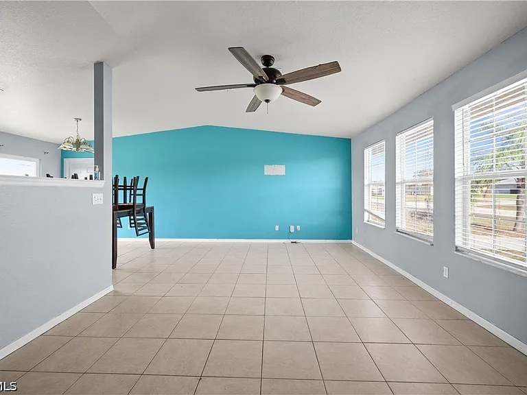 2028 NE 17th Pl — Photo 3