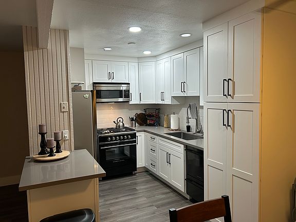 2nd image of 1101 W Macarthur Blvd #0