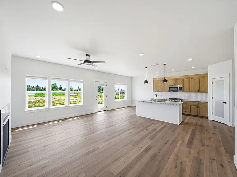 475 E River Ln — Photo 3
