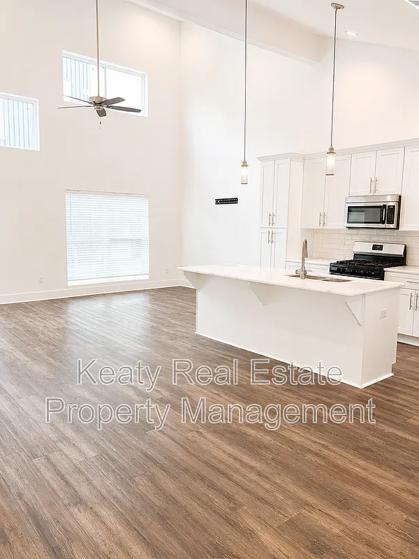 2 bed, 2.5 bath, 1300 sqft, $1,899 — Photo 4