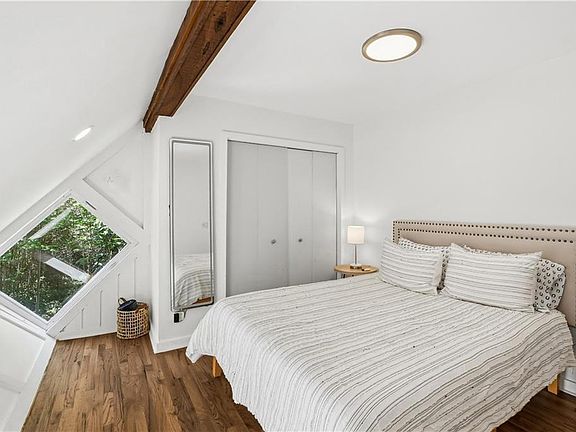 31st image of 2965 Pond View Ct