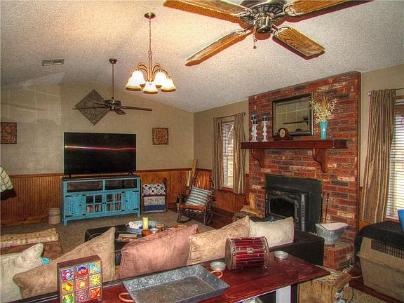 4th image of 23206 Laura Dr