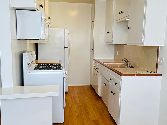 3rd image of 12817 Moorpark St #5