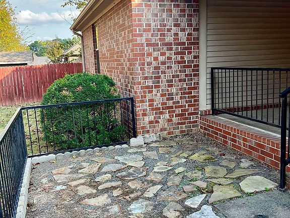 3rd image of 16 Gin Creek Dr