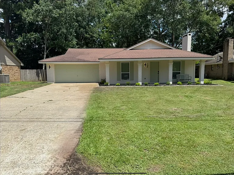 104 Comanche Dr — Photo 2