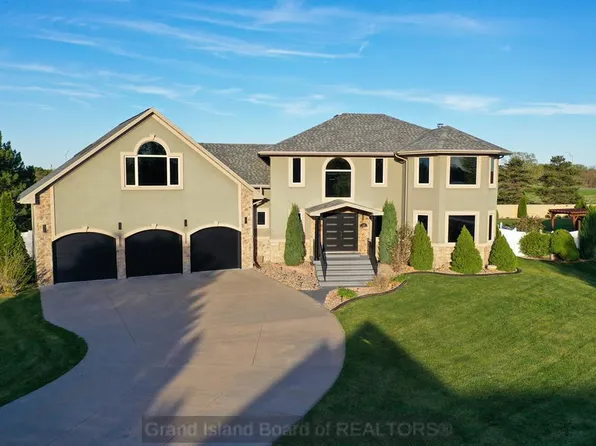 125 Ponderosa Dr, Grand Island, NE 68803