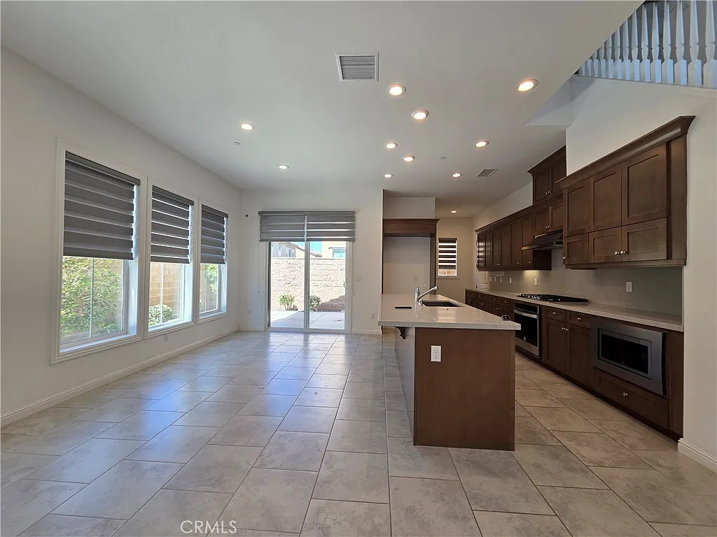5 bed, 2365 sqft, $5,950 — Photo 4
