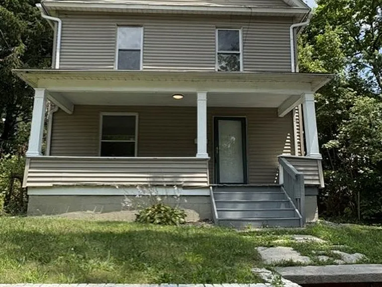 975 Raymond St — Photo 1