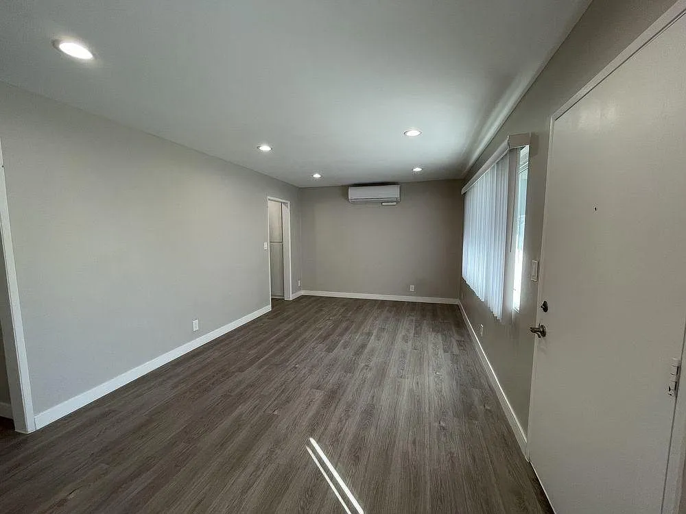 Bright Upper 2 bed 2 bath in West LA — Photo 3