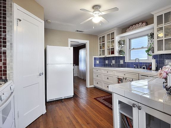 Kitchen - with Full Pantry