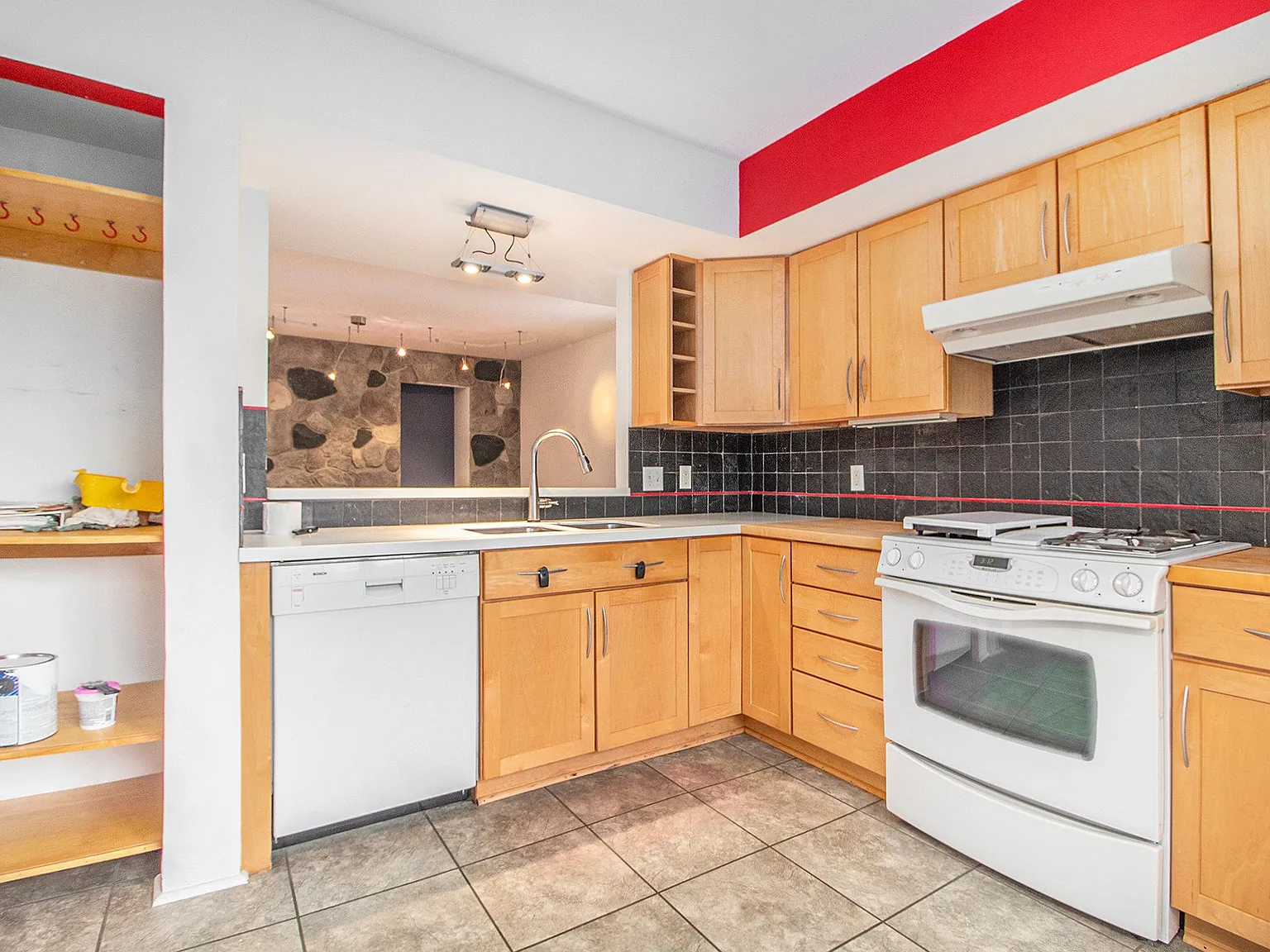 3 bed, 1160 sqft, $2,500 — Photo 3