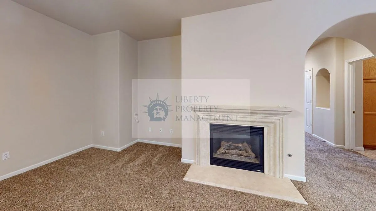 4 bed, 2.5 bath, 2562 sqft, $2,795 — Photo 4