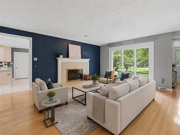 3rd image of 1511 Lindenhurst Dr