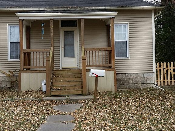 2nd image of 205 W Kaskaskia St