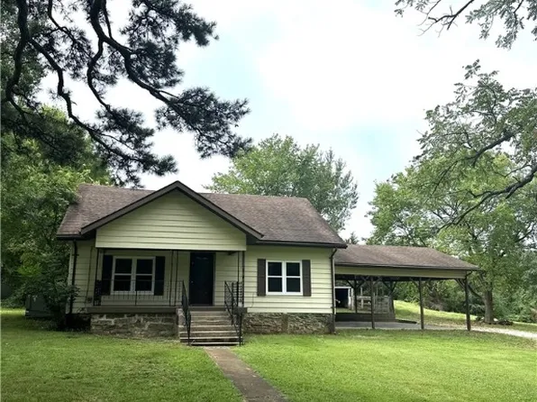 102 Dotson St, Huntsville, AR 72740