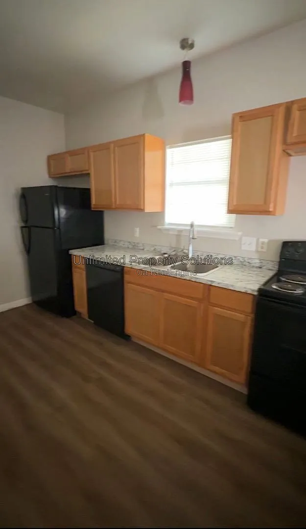 3 bed, 2.0 bath, 1100 sqft, $1,800 — Photo 3