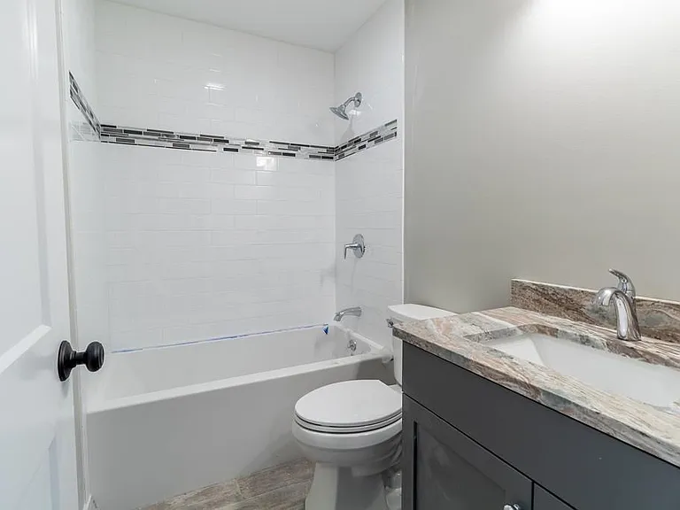 244 W 6th St #5 — Photo 10