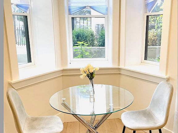 Eat in kitchen/dining area