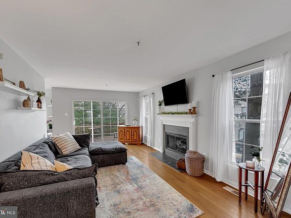 4th image of 30 Essex Ct