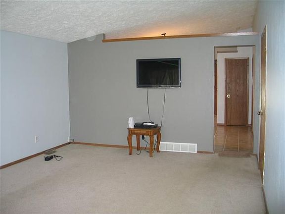 3rd image of 1524 Honey Locust Dr