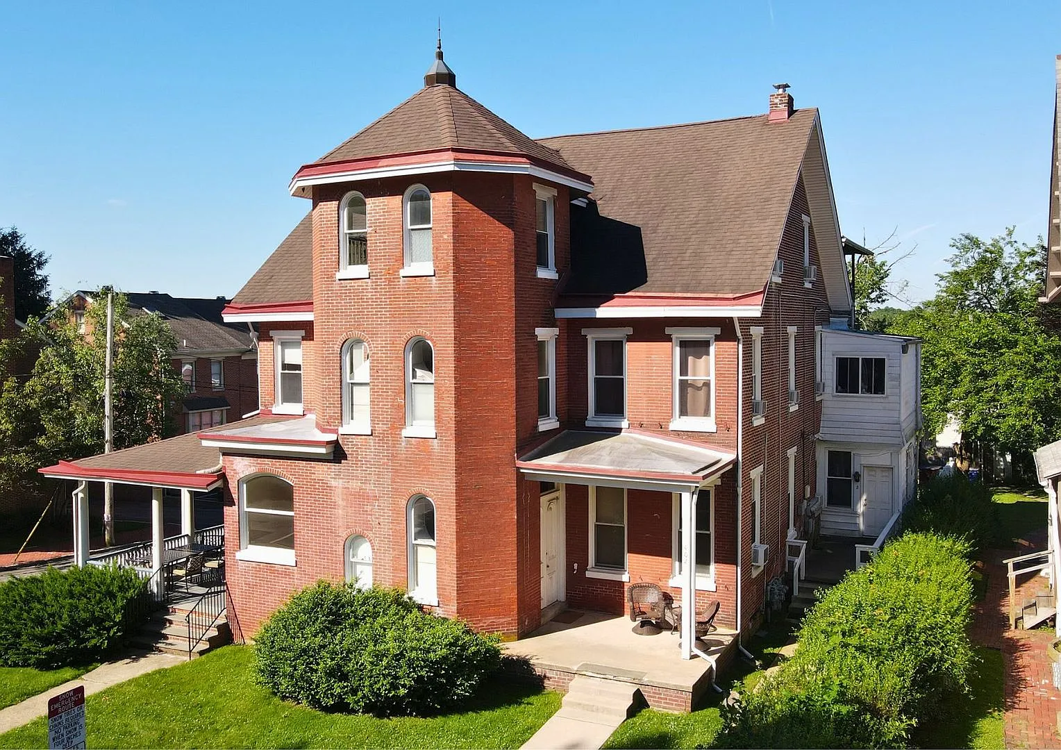 402 N Church St — Photo 2